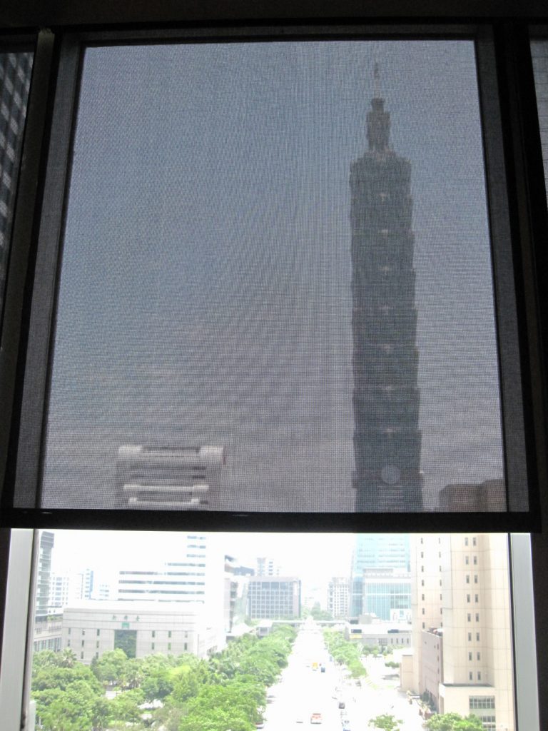 [案例] 辦公室外窺見Taipei101　－防潑水捲簾 